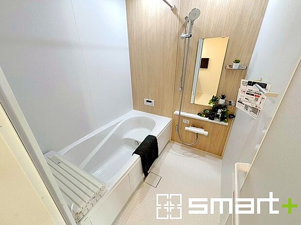 〜浴室乾燥機付きの浴室〜 ・浴室には乾燥機が付いているので雨の日でも洗濯物を干すことが可能です。 ・水はけの良い床材など機能面も充実。マイクロバルなどオプションもご相談くださいませ。