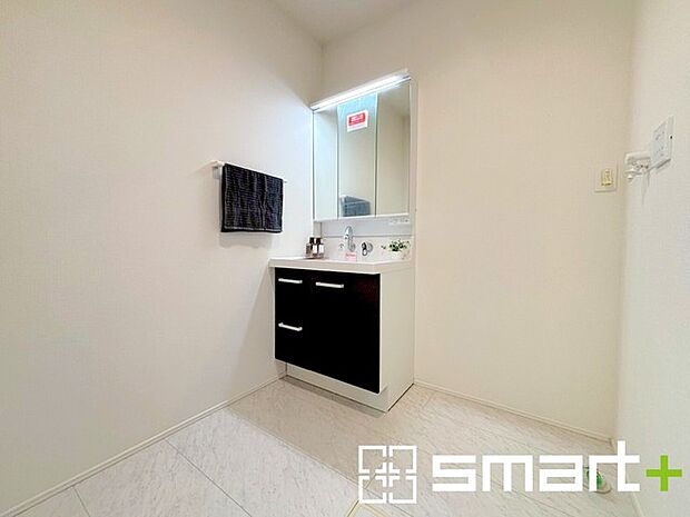 〜人気の三面鏡を採用〜 ・洗面台は三面鏡仕様なので鏡の角度を変える事で頭の後ろの方までご確認可能です。 ・鏡の裏が収納になっておりますので、洗面台周りもスッキリと片付きます。