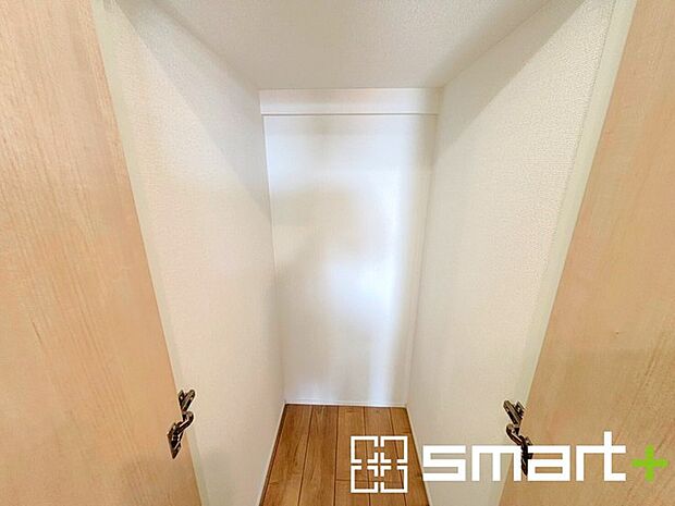 〜ちょっとした空間も有効活用〜 ・豊富な収納スペースで住空間がスッキリ片付きますね。 ・掃除機など意外と置場に困る物もしっかりと収納可能です。