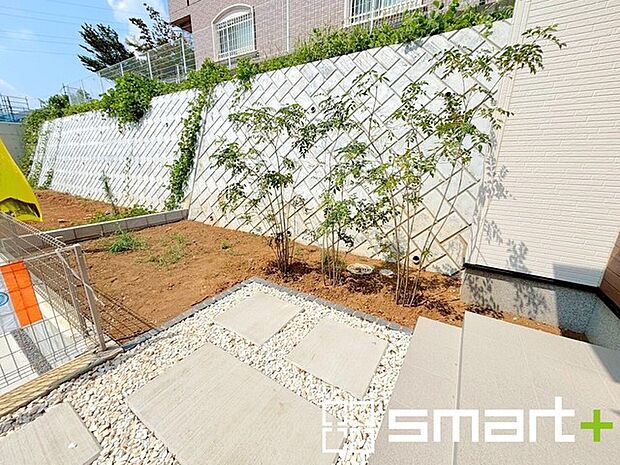 〜お庭もある余裕の敷地〜 ・広々した敷地にはお庭もご用意。お庭があるだけで余裕を感じますね。 ・防草シートや人工芝の敷設などのオプションもお気軽にご相談くださいませ。