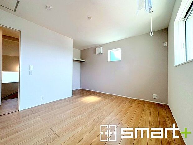 ~明るく暖かな光が差し込む洋室~ ・窓からたっぷりの光が舞い込み、お部屋全体を優しく包み込んでくれます。 ・収納スペース付きで整理整頓しやすく、生活空間が広がりますね。