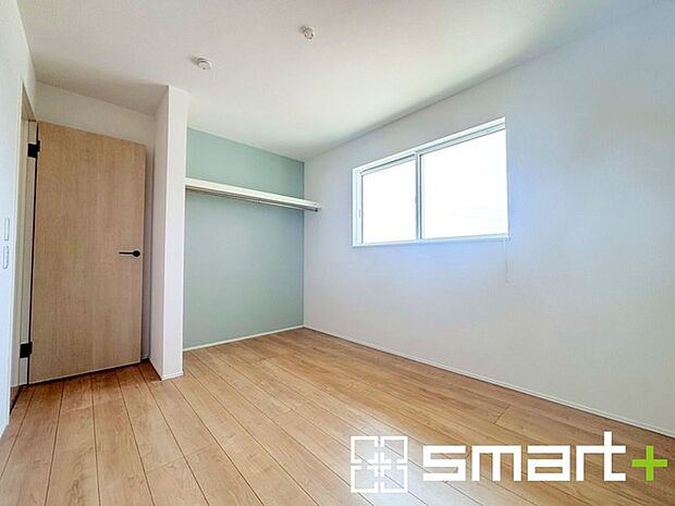 〜収納豊富な洋室〜 ・各居室に備え付けの収納をご用意。タンスなどを置く場合と比べ出っ張らないので部屋の中を有効のご活用いただけます。 ・収納の広さなどぜひ現地でご確認くださいませ。