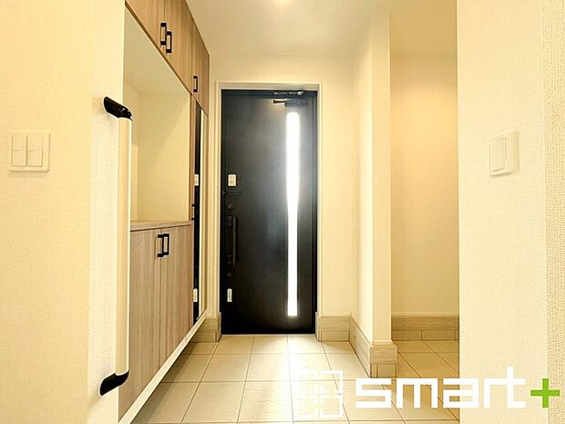 〜余裕の広さの玄関〜 ・玄関スペースを大きく取る事でご帰宅された際の開放感が違います。 ・お客様を出迎える顔にもなる玄関、この広さは魅力的ですね。ぜひ現地でご体感くださいませ。