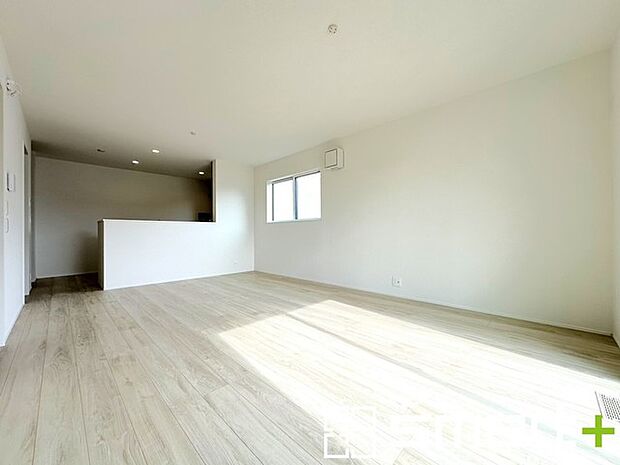 〜穏やかな陽の入るLDK〜 ・大きな窓のあるLDKは陽当りも良好で明るい空間となっております。 ・ご家族団らんなど過ごす時間の多いLDKが明るいのは嬉しいポイントですね。