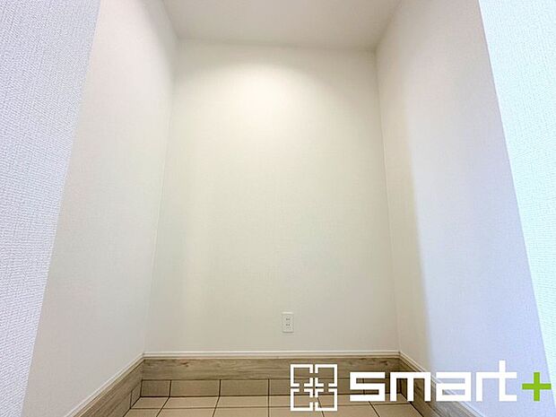 ~シューズインクロークをご用意~ ・追加の靴置きとしてはもちろん、ベビーカーやゴルフ・スキーなど趣味の用具の置場としてもご利用いただけます。 ・玄関が広がる事で開放感のある空間となります。