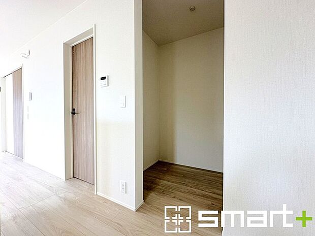 〜パントリーのあるお住まい〜 ・キッチン横にパントリー(食糧庫)をご用意。買い溜めした食材などはもちろん、ティッシュなどの置場としてもご利用いただけます。 ・ぜひ現地でご確認くださいませ。