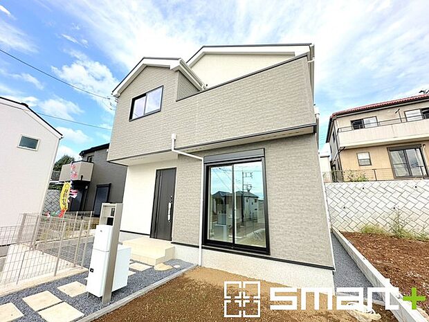 〜明るさを感じる外観〜 ・外壁は2トーンカラーを採用し、デザイン性に優れた見た目となっております。 ・帰宅した際にホッと感じるような飽きのこない外観。ぜひ現地でご確認くださいませ。