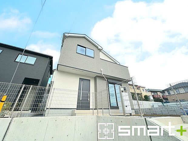 〜閑静な住宅街の立地〜 ・周辺は閑静な住宅街となっておりますので、静かな暮らしをご実現いただけます。 ・前面道路の交通量も多くないので、小さなお子様がいるご家庭でもご安心ですね。