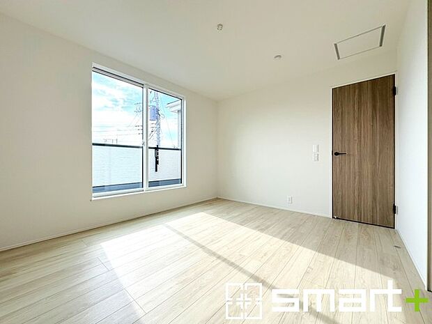 〜収納豊富な洋室〜 ・各居室に備え付けの収納をご用意。タンスなどを置く場合と比べ出っ張らないので部屋の中を有効のご活用いただけます。 ・収納の広さなどぜひ現地でご確認くださいませ。