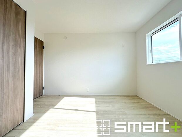 〜自然な風合いの洋室〜 ・ナチュラルな色彩で纏められた洋室は家具のコーディネートもしやすくなっております。 ・どんな家具にするか考えるだけでも楽しくなってきますね。