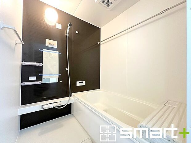 〜浴室乾燥機付きの浴室〜 ・浴室には乾燥機が付いているので雨の日でも洗濯物を干すことが可能です。 ・水はけの良い床材など機能面も充実。マイクロバルなどオプションもご相談くださいませ。 