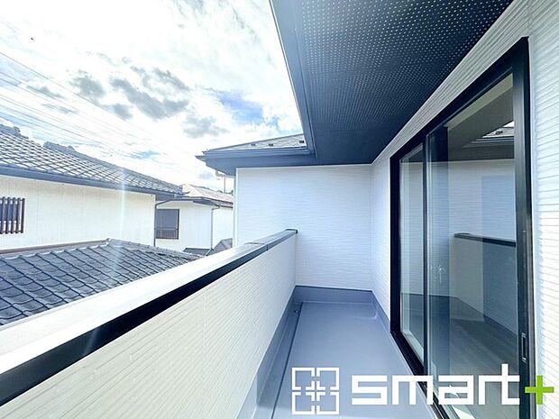 〜洗濯物も干しやすいバルコニー〜 ・バルコニーには物干し竿受けが標準装備されております。 ・テラス屋根等のオプションもお気軽にご相談くださいませ。 