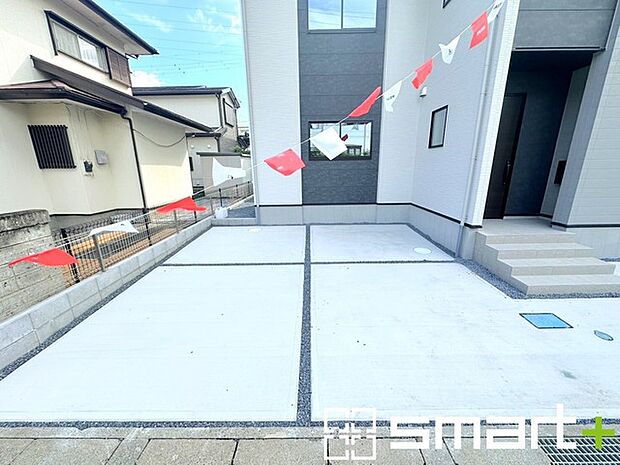 〜駐車場は3台分ご用意〜 ・駐車場は3台分ございますので、車通勤の方や複数台お持ちの方にもお勧めのお住まいです。 ・ご来客の際も安心の余裕の敷地です。 