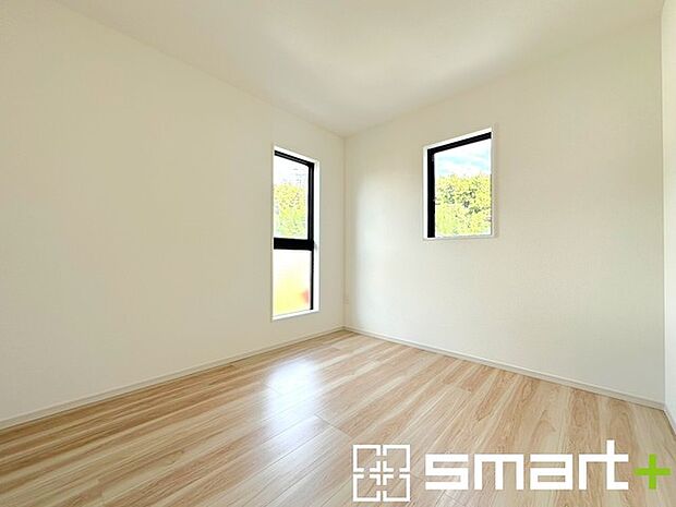 〜自然な風合いの洋室〜 ・ナチュラルな色彩で纏められた洋室は家具のコーディネートもしやすくなっております。 ・どんな家具にするか考えるだけでも楽しくなってきますね。 