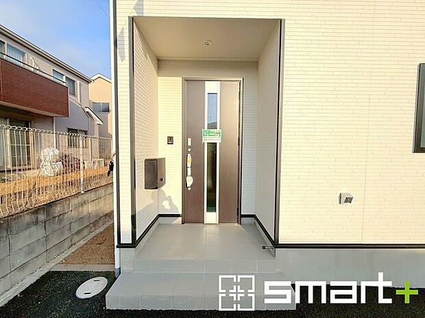 〜お住まいの顔「玄関」〜 ・玄関ドアの上にはもちろん軒がございますので、雨の日でも濡れずに鍵の開閉が可能です。 ・鍵は防犯性に優れたディンプルキーを採用。 