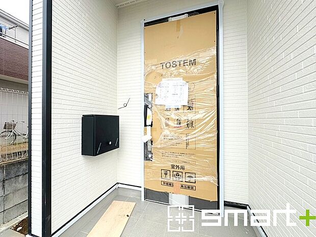 〜お住まいの顔「玄関」〜 ・玄関ドアの上にはもちろん軒がございますので、雨の日でも濡れずに鍵の開閉が可能です。 ・鍵は防犯性に優れたディンプルキーを採用。