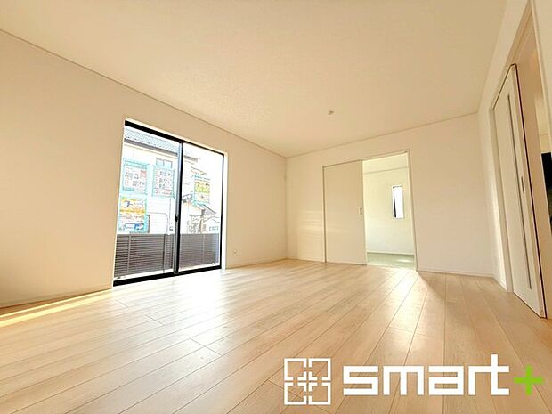 〜家族団らんにピッタリの広々リビング〜 ・自然の光が降り注ぐ明るいLDKは家族団らんにピッタリ。 ・隣接の和室を続き間として利用すれば21帖超の広々空間になります。