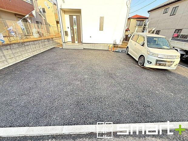 〜ゆとりあるカースペース〜 ・セカンドカーや来客時にも困らないカースペース2台分は並列駐車可能でお車の出し入れもラクラク。 ・カーポートなどのオプションもお気軽にご相談くださいませ。