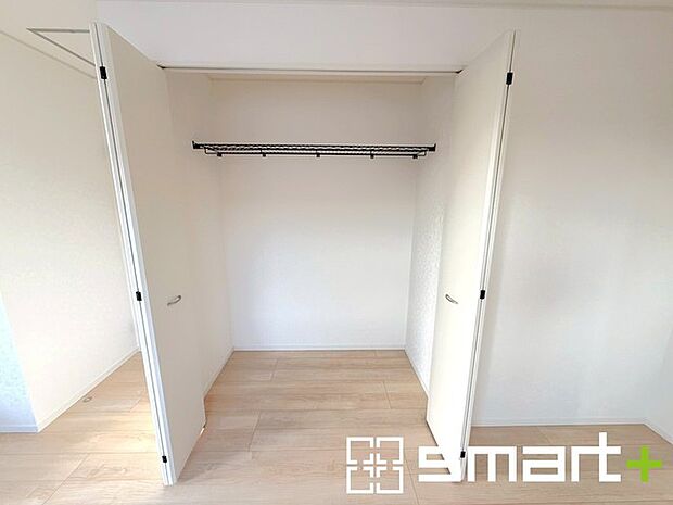 〜収納豊富な洋室〜 ・各居室に備え付けの収納をご用意。タンスなどを置く場合と比べ出っ張らないので部屋の中を有効のご活用いただけます。 ・収納の広さなどぜひ現地でご確認くださいませ。 