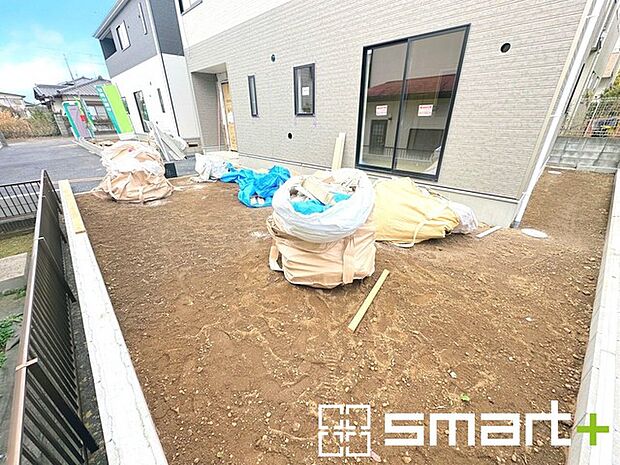 〜お庭もある余裕の敷地〜 ・広々した敷地にはお庭もご用意。お庭があるだけで余裕を感じますね。 ・防草シートや人工芝の敷設などのオプションもお気軽にご相談くださいませ。