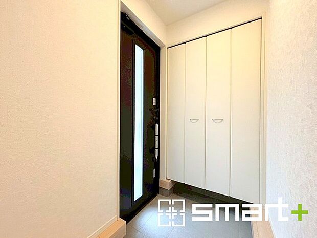 〜穏やかな陽が入る玄関〜 ・窓に加えて玄関ドアのガラス部分からも穏やかな陽が入り、明るい玄関になります。 ・備え付けのシューズボックスはたっぷりしまえて玄関がスッキリ片付きますね。 