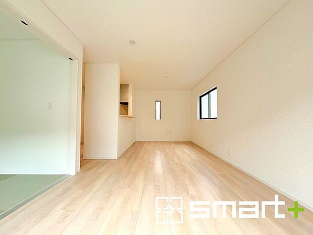 〜家族団らんにピッタリの広々リビング〜 ・穏やかな陽だまりに包まれる居心地の良いＬＤＫは、ご家族が集まる憩いのスペースに。 ・隣接の和室を続き間として利用すれば20帖超の広々空間になります。  