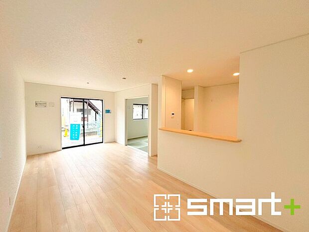 〜日当り良好のＬＤＫ〜 ・窓からたっぷりの陽光が差し込む明るいリビングで寛ぎのひと時を。 ・出来立てのお料理を運ぶのにも、食器の後片付けもラクラクなカウンターキッチン。 