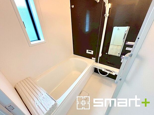 〜浴室乾燥機付きの浴室〜 ・浴室には乾燥機が付いているので雨の日でも洗濯物を干すことが可能です。 ・水はけの良い床材など機能面も充実。マイクロバルなどオプションもご相談くださいませ。 