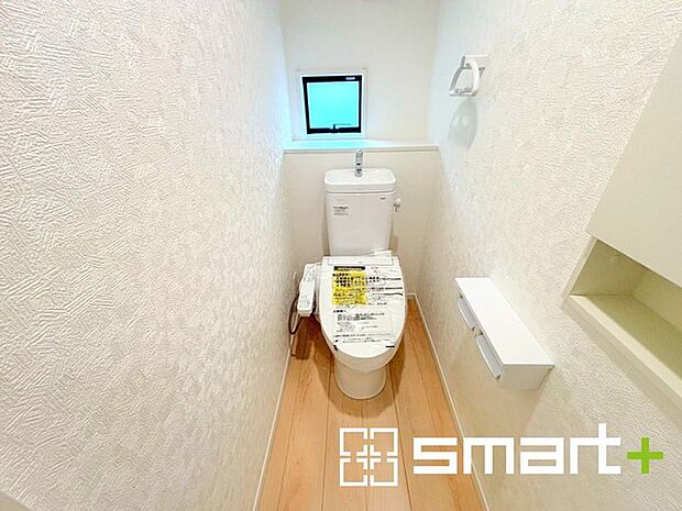 〜窓付きの明るいトイレ〜 ・使用後や掃除の際に窓を開ければ、外からの新鮮な空気を取り込み素早く換気ができます。 ・埋め込み収納付きでストックや掃除用具もスッキリ片付きますね。 