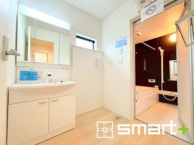 〜シャワー付き洗面台を採用〜 ・洗面台の蛇口がホースで伸びシャワーとしてご利用可能。 ・朝の寝ぐせ直しなどにシャワーを使いたい時、洗面台の掃除をする際にも便利にお使いいただけますよ。 