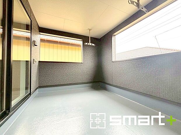 〜屋根付きのバルコニー〜 ・バルコニーは屋根付きなので急な雨でも安心です。 ・奥行きもあるので洗濯物が干しやすいのも嬉しいポイントですね。 