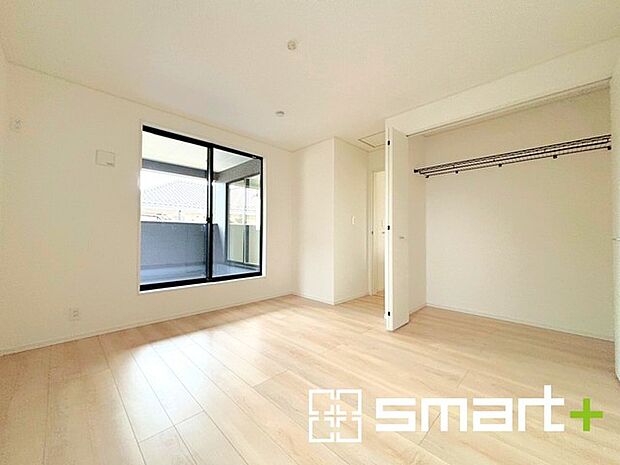 〜バルコニーに面した洋室〜 ・バルコニー側の大きな窓から穏やかな陽が差し込む明るい洋室はゆとりある広さの7.5帖。 ・ご夫婦やご兄弟でもゆったりとお過ごしいただけます。 