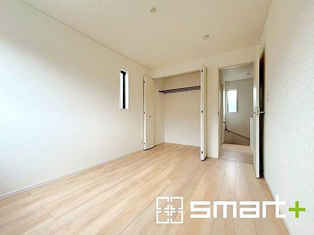 〜収納豊富な洋室〜 ・各居室に備え付けの収納をご用意。タンスなどを置く場合と比べ出っ張らないので部屋の中を有効のご活用いただけます。 ・収納の広さなどぜひ現地でご確認くださいませ。 