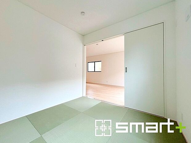 〜リビング横の和室〜 ・リビング横には開放感をプラスしてくれる和室付。モダンな洋風タイプでオシャレ感アップ。 ・お子様のプレイルームやお昼寝など、用途様々にお使いいただけます。 