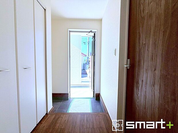 〜余裕の広さの玄関〜 ・玄関スペースを大きく取る事でご帰宅された際の開放感が違います。 ・お客様を出迎える顔にもなる玄関、この広さは魅力的ですね。ぜひ現地でご体感くださいませ。