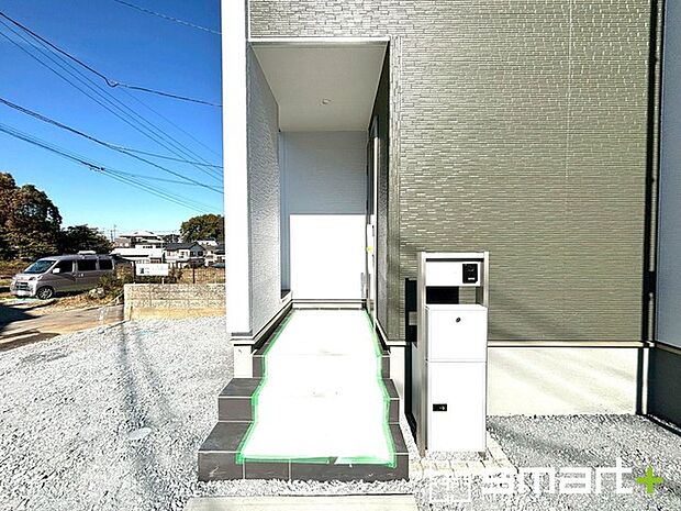 〜お住まいの顔「玄関」〜 ・玄関ドアの上にはもちろん軒がございますので、雨の日でも濡れずに鍵の開閉が可能です。 ・鍵は防犯性に優れたディンプルキーを採用。