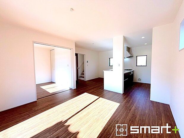 〜穏やかな陽の入るＬＤＫ〜 ・大きな窓のあるＬＤＫは陽当りも良好で明るい空間となっております。 ・ご家族団らんなど過ごす時間の多いＬＤＫが明るいのは嬉しいポイントですね。 