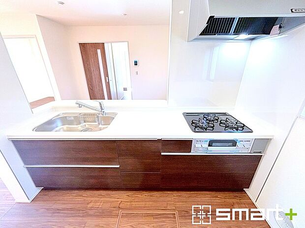 ~人気のカウンターキッチン~ ・キッチンには余計な柱が無いので、リビングが見渡せ開放感のある造りとなっております。 ・蛇口には浄水器が内蔵されるなど機能面でも優れたキッチンです。