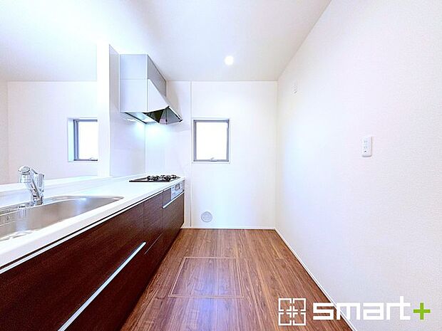 ~使い勝手の良いシステムキッチン~ ・料理がしやすい設計のキッチンでお料理もはかどりますね。 ・もちろんキッチン下部は収納になっておりますので、フライパンなども収納可能です。