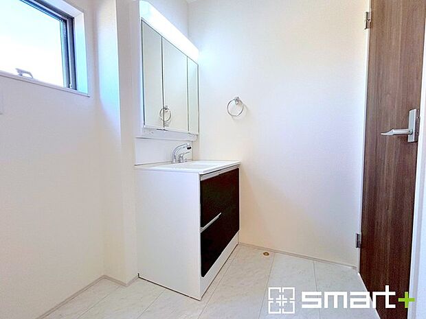 〜シャワー付き洗面台を採用〜 ・洗面台の蛇口がホースで伸びシャワーとしてご利用可能。 ・朝の寝ぐせ直しなどにシャワーを使いたい時、洗面台の掃除をする際にも便利にお使いいただけますよ。 