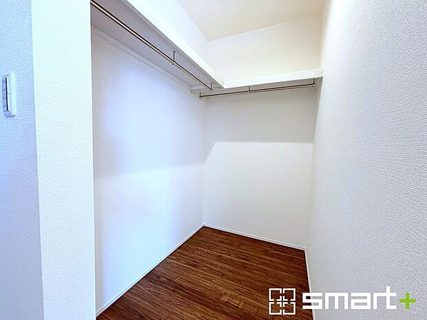 〜憧れのウォークインクローゼット〜 ・居室にウォークインを設ける事で季節ものや趣味の用具などもスッキリと収納可能です。 ・ぜひ現地でその便利さをご体感くださいませ。