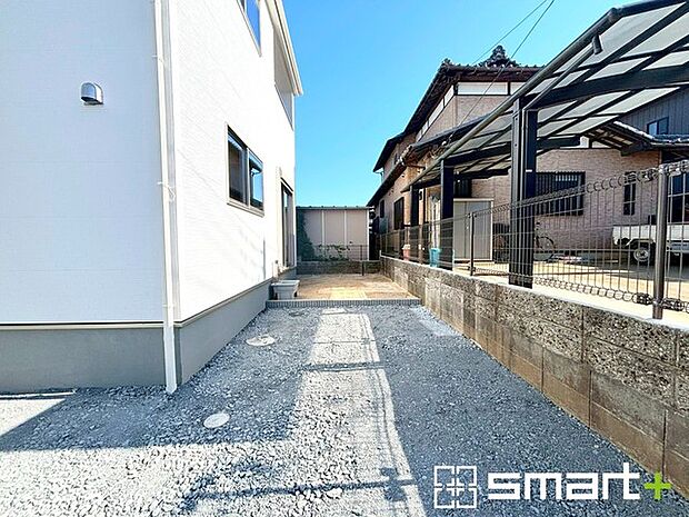 〜お庭もある余裕の敷地〜 ・広々した敷地にはお庭もご用意。お庭があるだけで余裕を感じますね。 ・防草シートや人工芝の敷設などのオプションもお気軽にご相談くださいませ。 