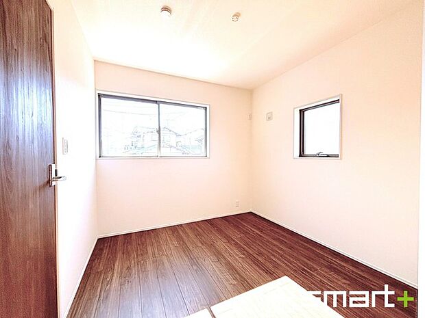 〜2面採光の明るいお部屋〜 ・洋室は2面採光とする事で穏やかな陽の入る明るい空間となっております。 ・くつろぎのプライベート時間を明るい空間で穏やかにお過ごしいただけます。