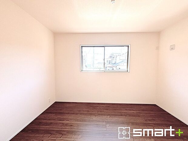 ~自然な風合いの洋室~ ・ナチュラルな色彩で纏められた洋室は家具のコーディネートもしやすくなっております。 ・どんな家具にするか考えるだけでも楽しくなってきますね。