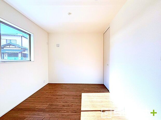 〜オプション施行もお任せください〜 ・フローリングの変色など劣化を軽減し、水をこぼした場合などにも防いでくれるフロアコーテイングが人気となっております。 ・オプション施行もお任せください。