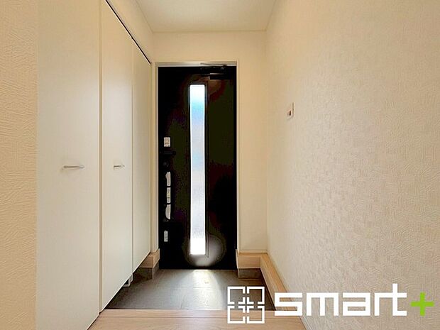 〜穏やかな陽が入る玄関〜 ・玄関ドアにガラス部分を設ける事で穏やかな陽の入る玄関になります。 ・備え付けのシューズボックスはたっぷりしまえて玄関がスッキリ片付きますね。