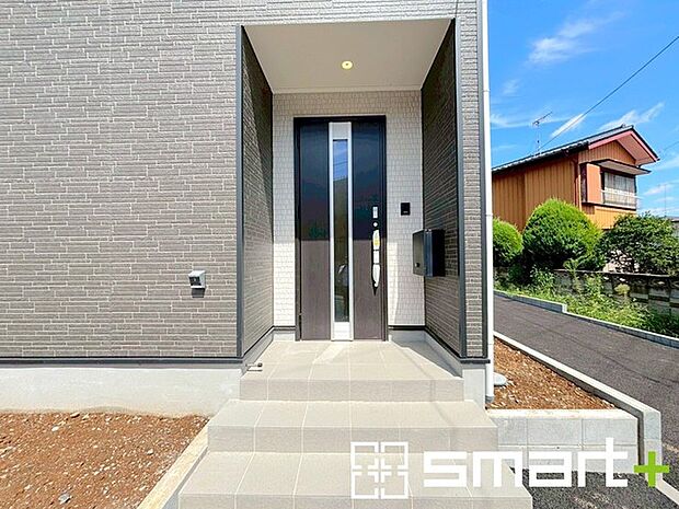 〜お住まいの顔「玄関」〜 ・玄関ドアの上にはもちろん軒がございますので、雨の日でも濡れずに鍵の開閉が可能です。 ・鍵は防犯性に優れたディンプルキーを採用。 