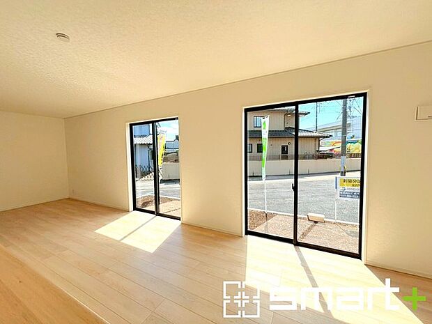 穏やかな陽の入るLDK〜 ・大きな窓のあるLDKは陽当りも良好で明るい空間となっております。 ・ご家族団らんなど過ごす時間の多いLDKが明るいのは嬉しいポイントですね。