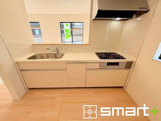 〜人気のカウンターキッチン〜 ・キッチンは人気のカウンタータイプを採用。「ご家族の顔が見える」造りです。 ・蛇口に浄水器が内蔵されているなど機能面でも優れた仕様です。