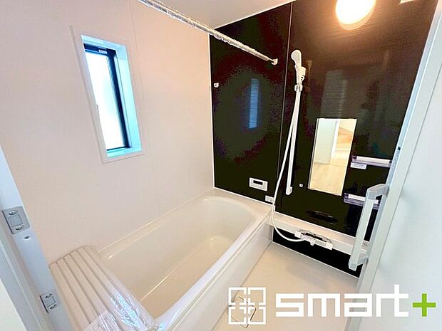 〜暖房乾燥機付きの浴室〜 ・ヒートショック対策にもなる浴室暖房を標準装備。冬場でも暖かくしてからご入浴が可能です。 ・もちろん乾燥機も付いておりますので、雨の日でも洗濯物を干せますよ。